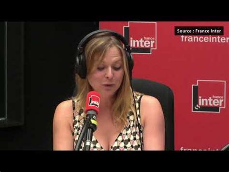 Une chroniqueuse radio se retrouve topless en direct